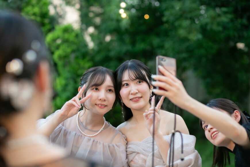 ガーデンで花嫁とご友人のセルフィー