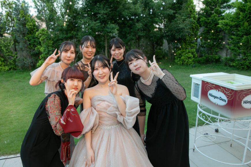ガーデンでピースする花嫁とご友人
