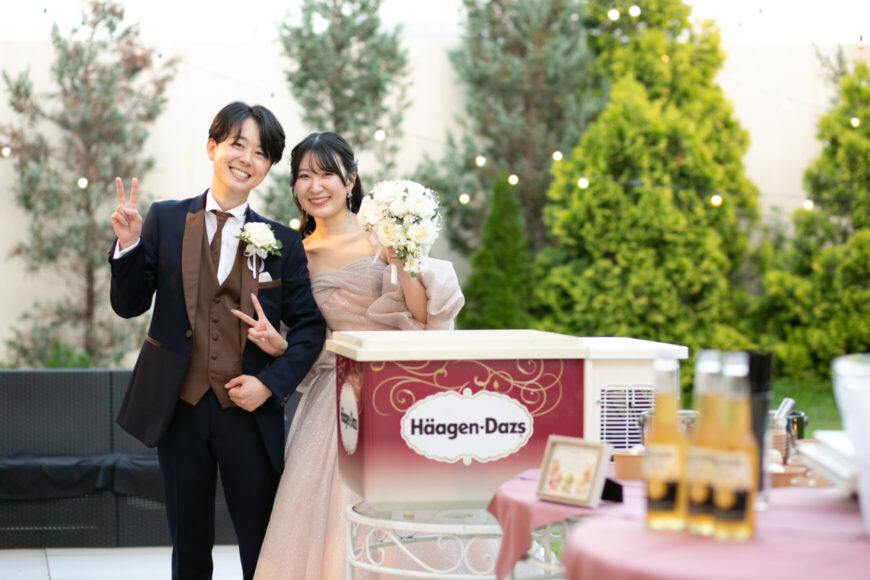 ガーデンのアイスクリームコーナーと新郎新婦