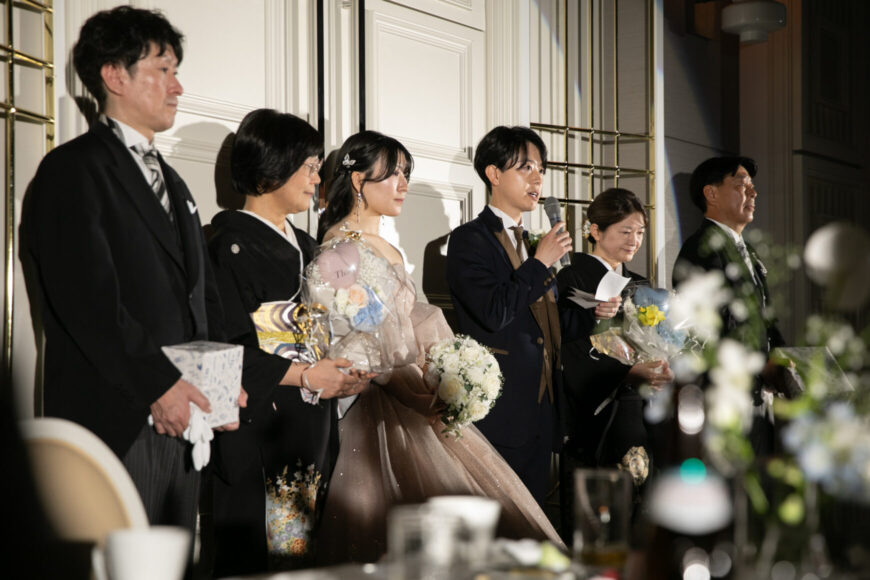 花束を手にご家族と見つめ合う新郎新婦